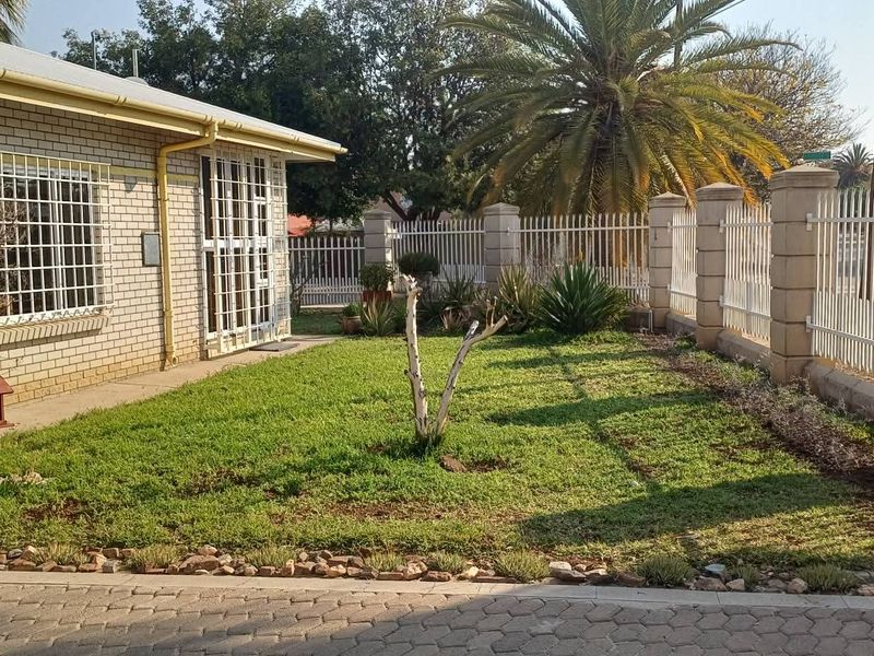 Perfect home for a family seeking space & security! - Photo 3