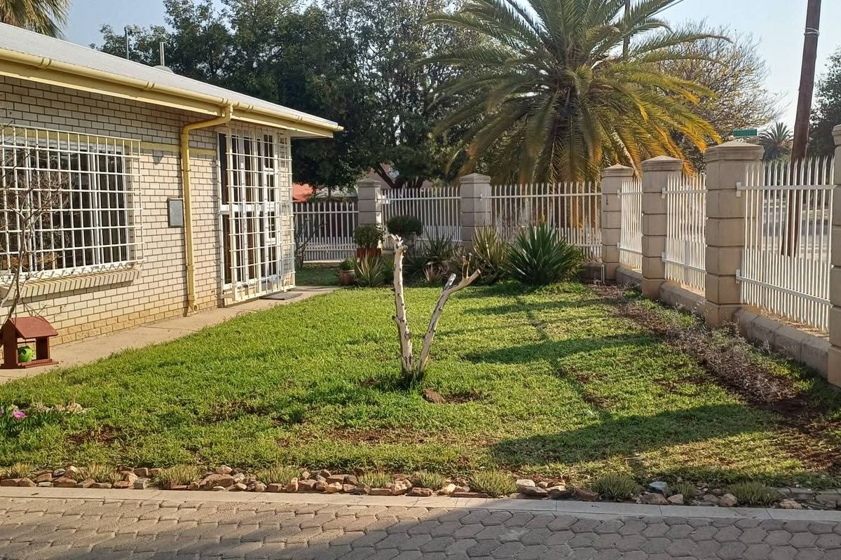 Perfect home for a family seeking space & security! - Photo 3