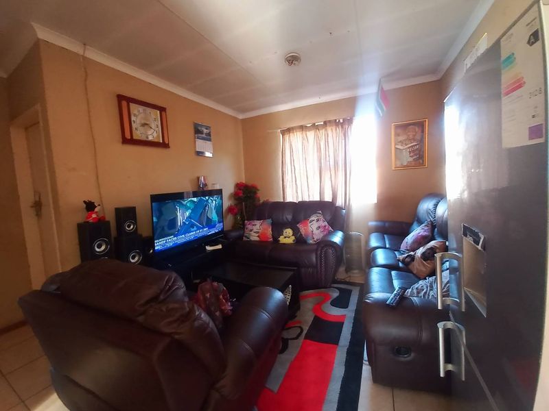 A 2 BEDROOM APARTMENT - Photo 3