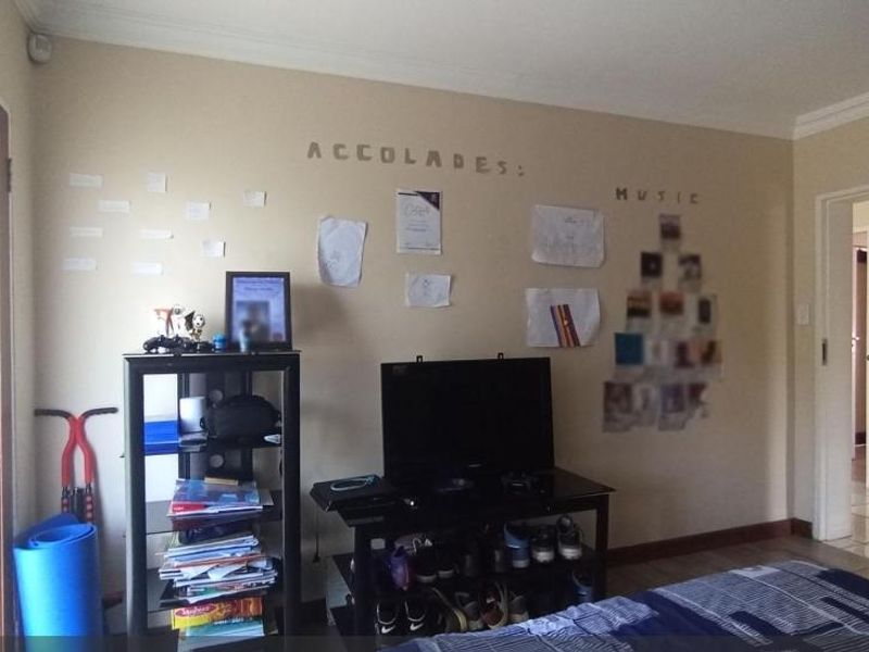 Stunning House In Rooihuiskraal - Photo 10