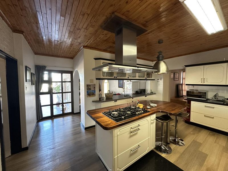 5 Bedroom House for Sale in Klein Windhoek - Photo 2