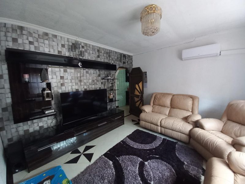 Attention Buyers! Remarkable Property with 4 Bedrooms, Countless Luxuries, and Endless Potential!! - Photo 5