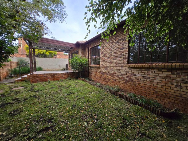 This well-kept three-bedroom, two-bathroom simplex/townhouse is located in a secure complex in North Riding, offering the ideal blend of comfort, functionality, - Photo 3