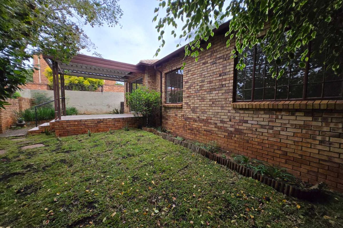 This well-kept three-bedroom, two-bathroom simplex/townhouse is located in a secure complex in North Riding, offering the ideal blend of comfort, functionality, - Photo 3