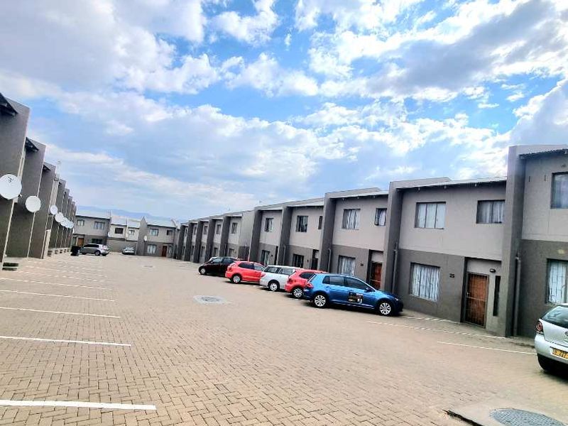 KHOMASDAL EXT 28 | 2 BEDROOM TOWNHOUSES FOR SALE| LANTANA COURT - Photo 2