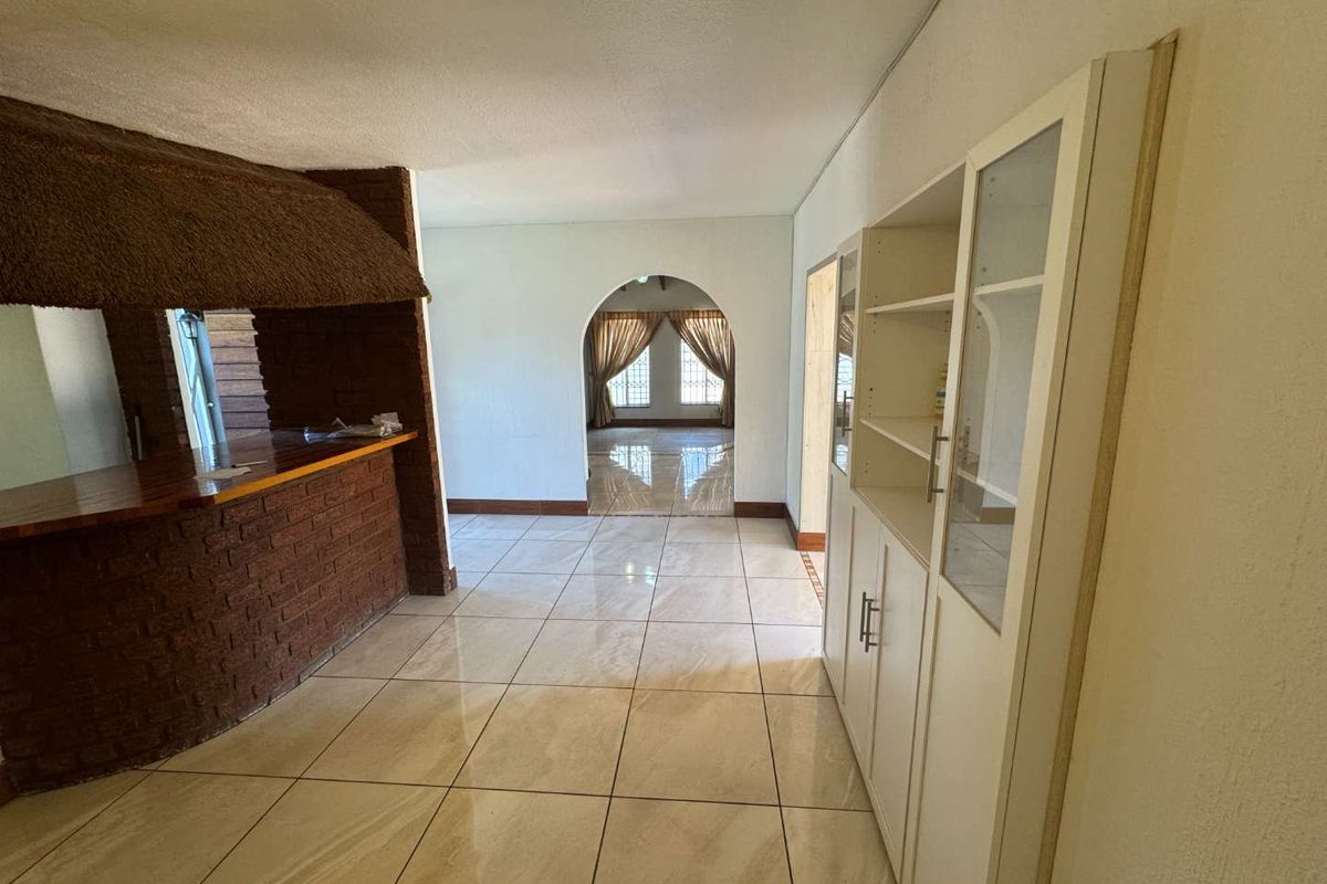 Huge Family Home For Sale - Photo 3