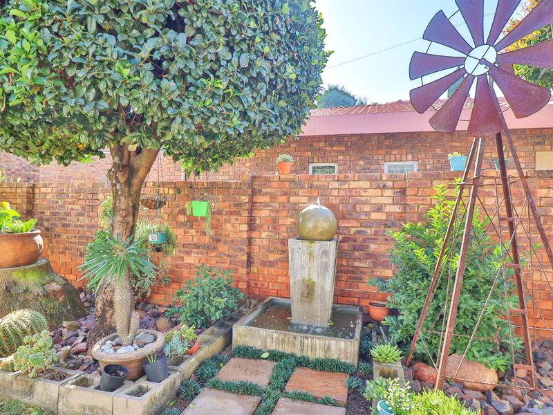 BEAUTIFUL 3 BEDROOM 2 BATHROOM DUET WITH OUTDOOR ENCLOSED ENTERTAINMENT - Photo 7