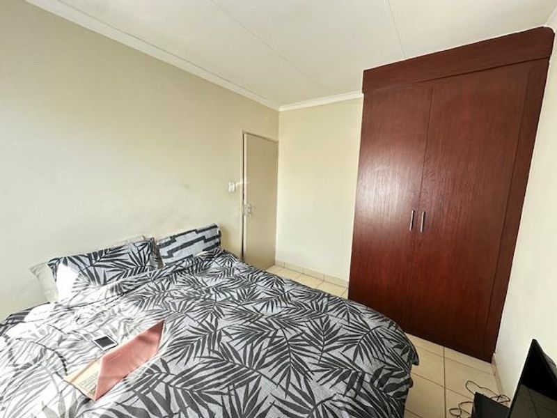 Spacious 3-Bedroom Duplex Townhouse in Annlin - Photo 8