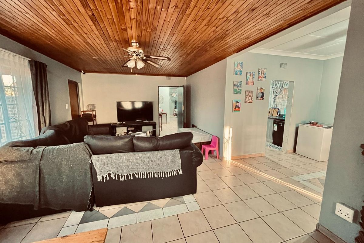 Spacious 4-Bedroom Home Near Top Schools & Malls! - Photo 4