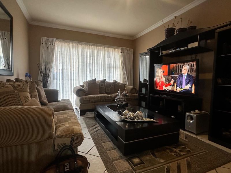 Sole mandate. Stunning ground floor apartment across Mall@Reds in a 24h security complex. Lifestyle of comfort and convenience. - Photo 2