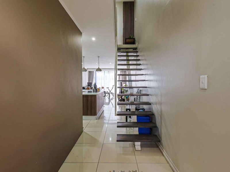 Modern 2-Bedroom Apartment with Rooftop Braai Area - Photo 3