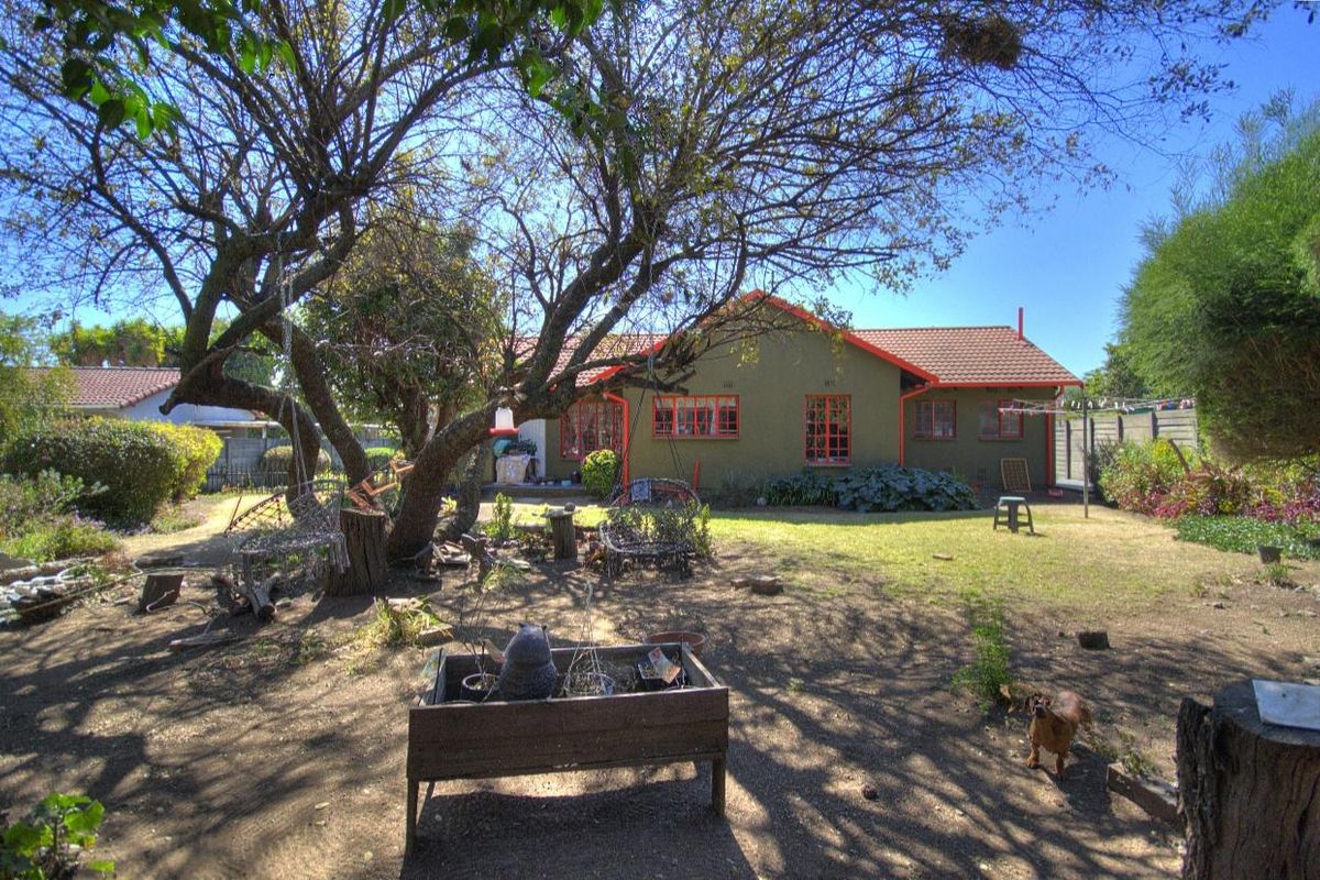 Renovated Beauty in Park-like gardens - Photo 5