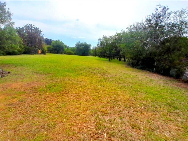 "An ideal residence is characterized by a generous expanse of land" - Photo 9