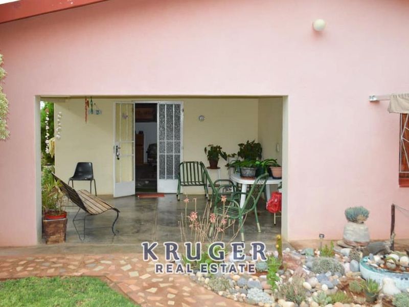 Vintage house for sale in Outjo with huge green gardens! - Photo 2