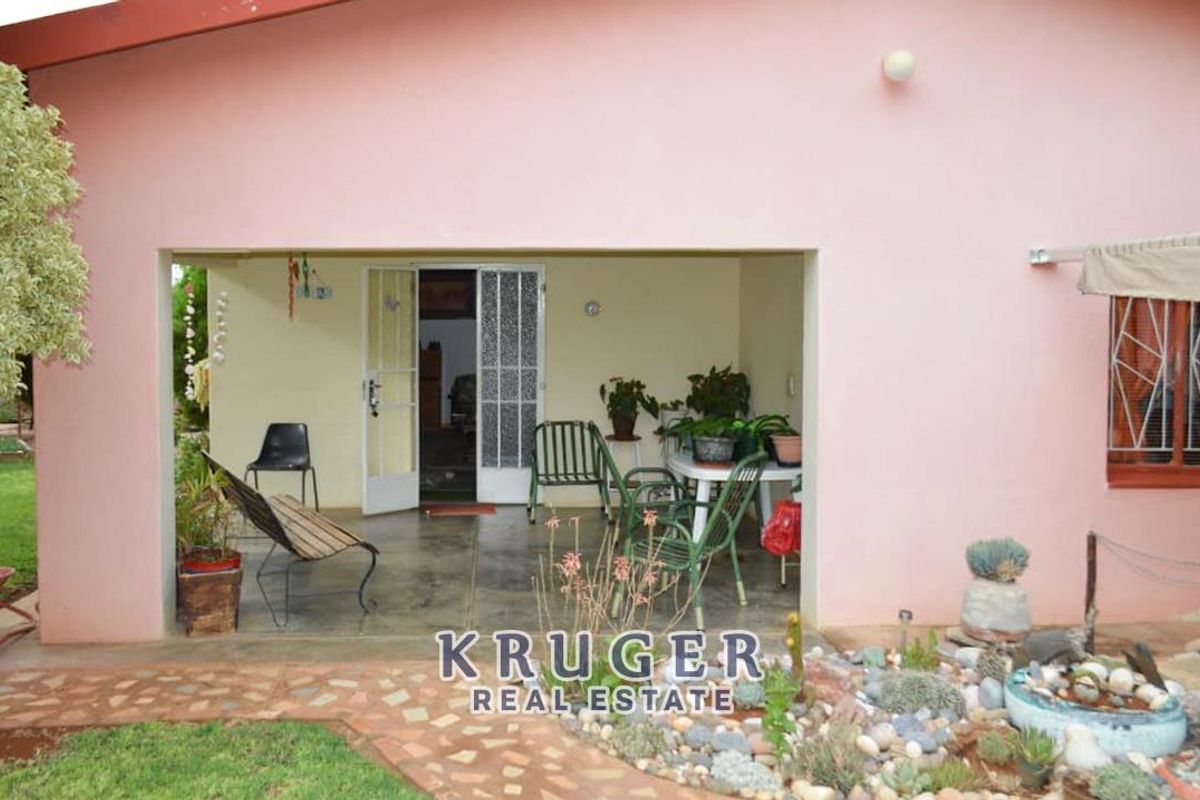 Vintage house for sale in Outjo with huge green gardens! - Photo 2