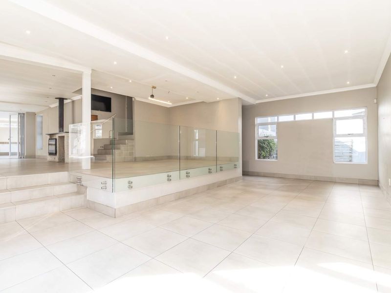 Embrace Elegance : Spacious Home with Pool and Deck - Photo 3