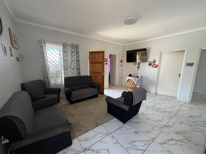 FOR SALE: 3 BEDROOM FREESTANDING TOWNHOUSE - OTJOMUISE EXTENSION 10 - Photo 3