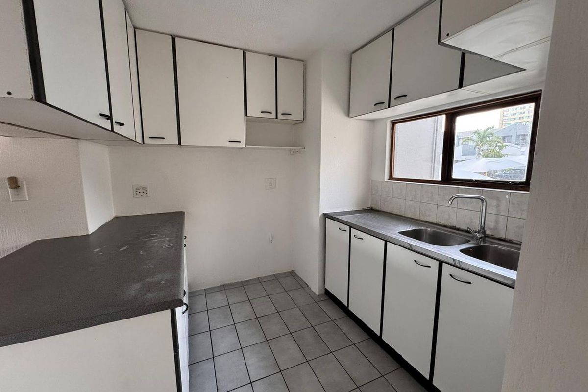 Comfortable 2-Bedroom Apt Close to Transport & Amenities - Photo 2