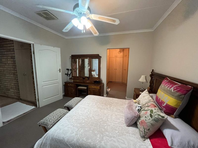 Sturdy, Low-Maintenance Family Home in an Extremely Popular Area - Photo 5