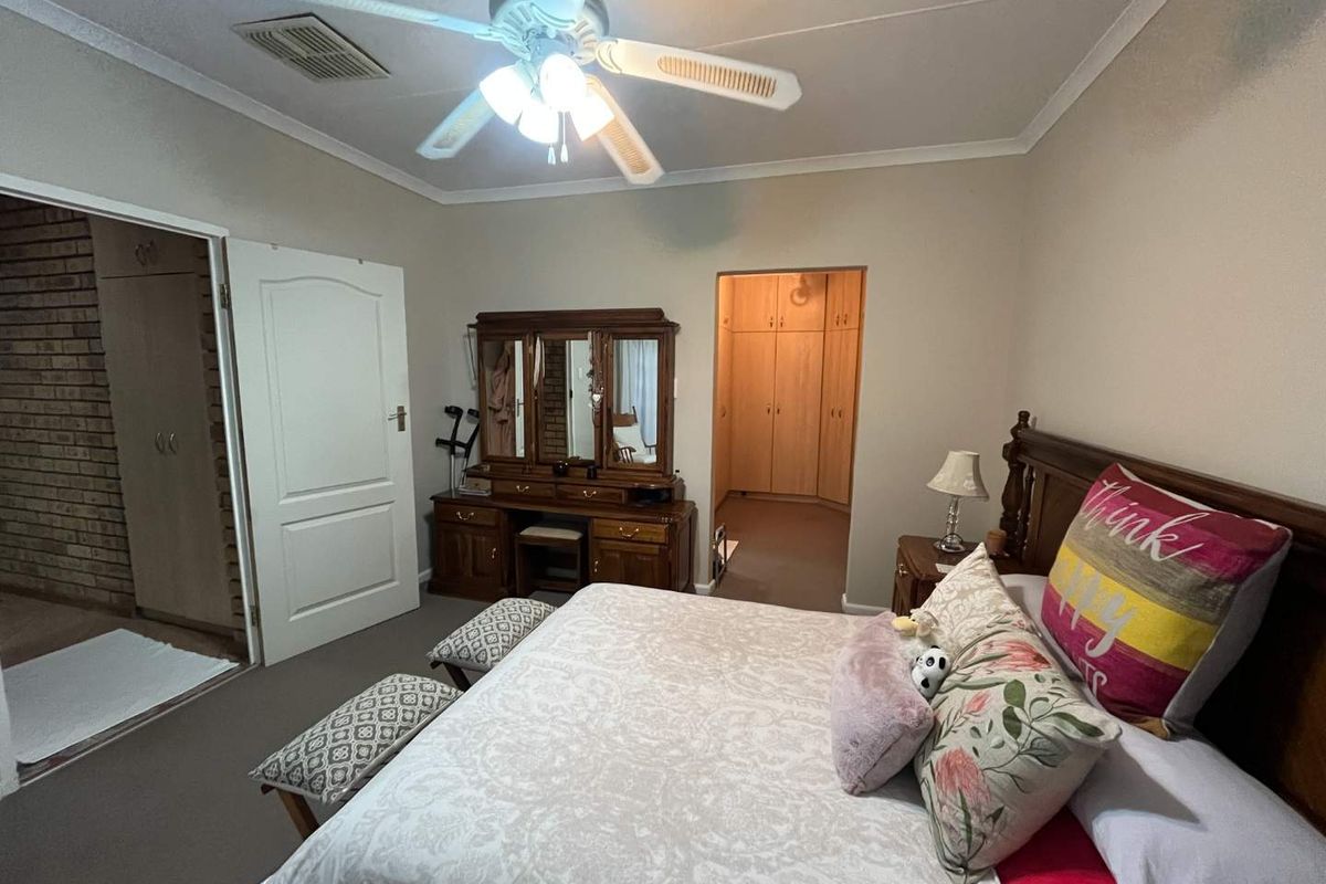 Sturdy, Low-Maintenance Family Home in an Extremely Popular Area - Photo 5