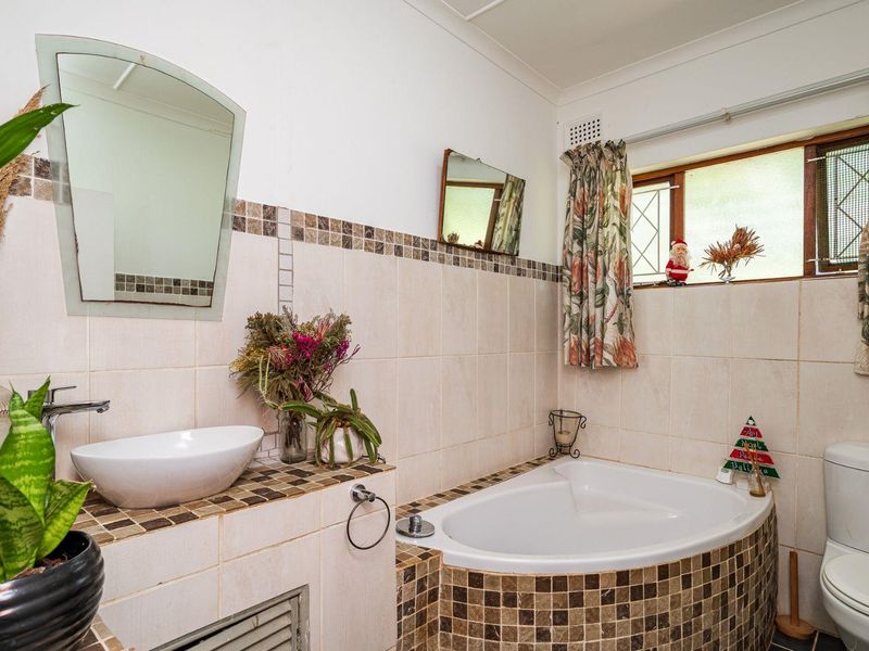 VERSATILE FAMILY LIVING WITH INCOME POTENTIAL IN A PRIME LOCATION - Photo 10