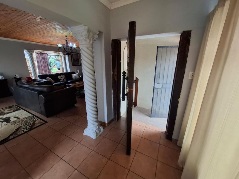 Comfortable Family Living with Great Entertainment Space - Photo 3
