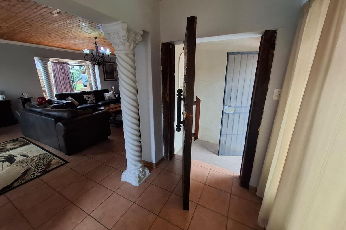 Comfortable Family Living with Great Entertainment Space - Photo 3