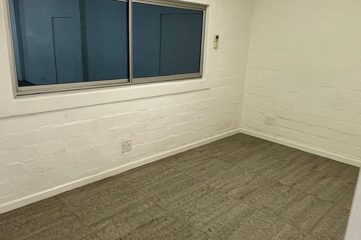 200m2 TO LET HIGHLY VISIBLE, DRIVE-IN ACCESS : RETAIL / OFFICE / WAREHOUSE / - Photo 3
