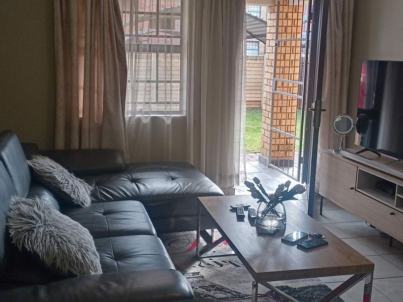 "Modern Living: 2-Bed Apt with Pool & Playground" - Photo 2