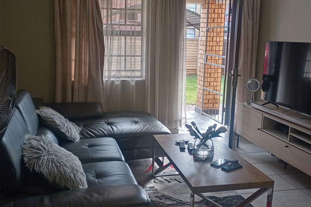 "Modern Living: 2-Bed Apt with Pool & Playground" - Photo 2
