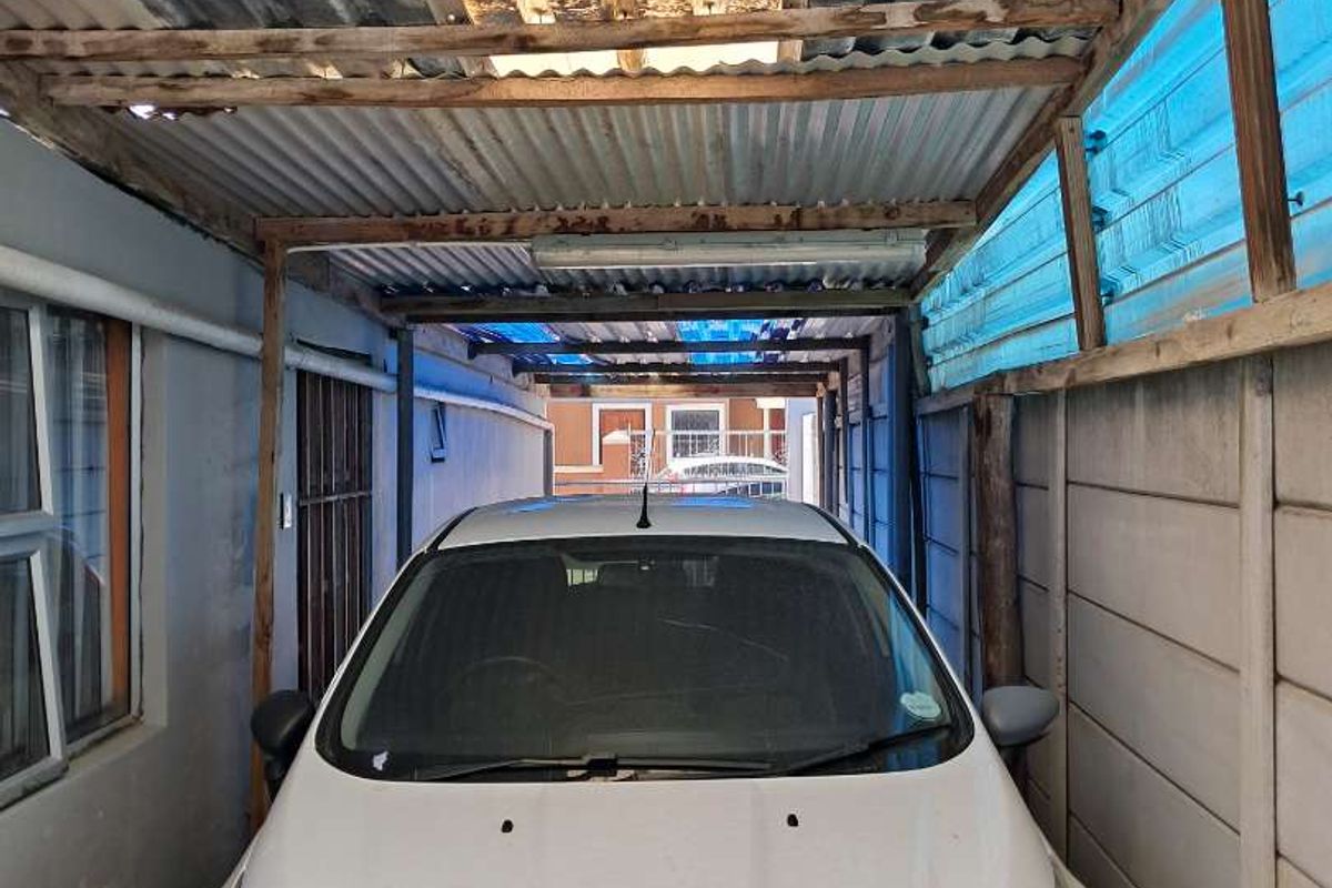 Charming One-Bedroom Home with Additional Outside Room - Photo 5