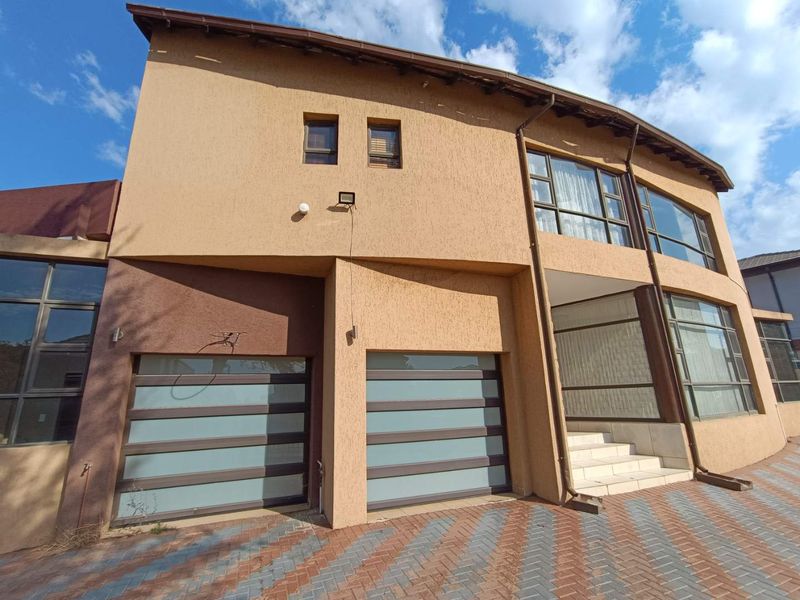 VALLEY VIEW ESTATE -  4 BEDROOM HOUSE WITH A GYM & STUDY - Photo 1
