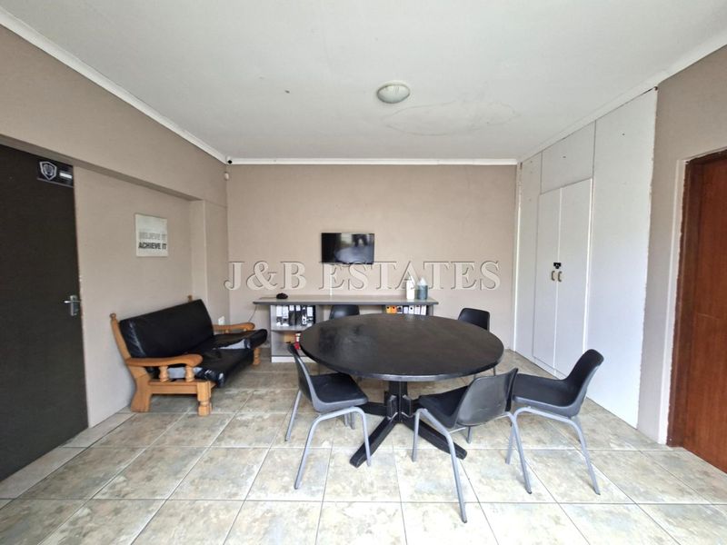 "Versatile Estate: Business or Residential, Your Choice!" - Photo 5