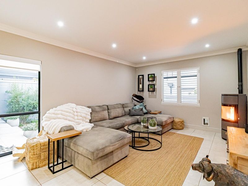 4 bedroom House for Sale in Broadacres - Photo 8