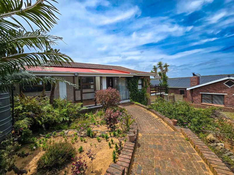 Two bedroom home with great potential for sale in Stilbaai-Wes. - Photo 2