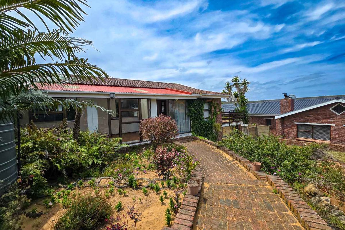 Two bedroom home with great potential for sale in Stilbaai-Wes. - Photo 2