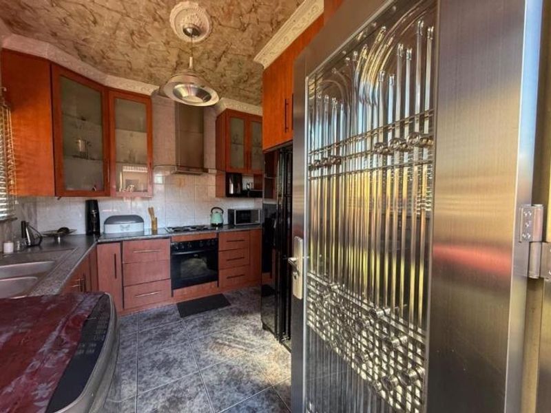 3 Bedroom House For Sale in Vanderbijlpark CW3 - Photo 8