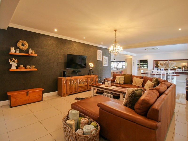 Otjiwarongo:  STUNNING, MODERN 4 BEDR HOME WITH FLAT is for sale - Photo 8