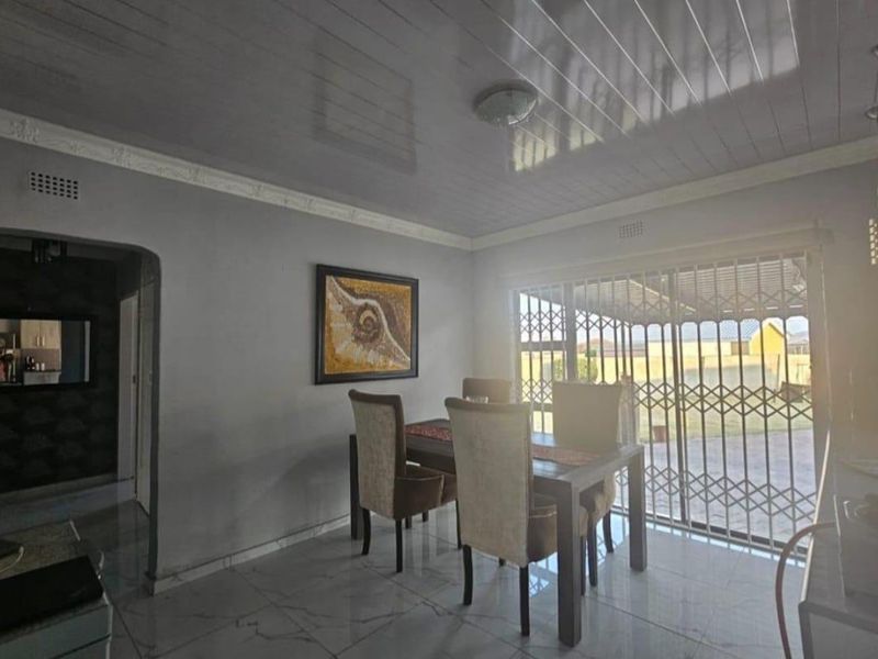 3 Bedroom House for Sale in Kibler Park with Flatlet - Photo 8