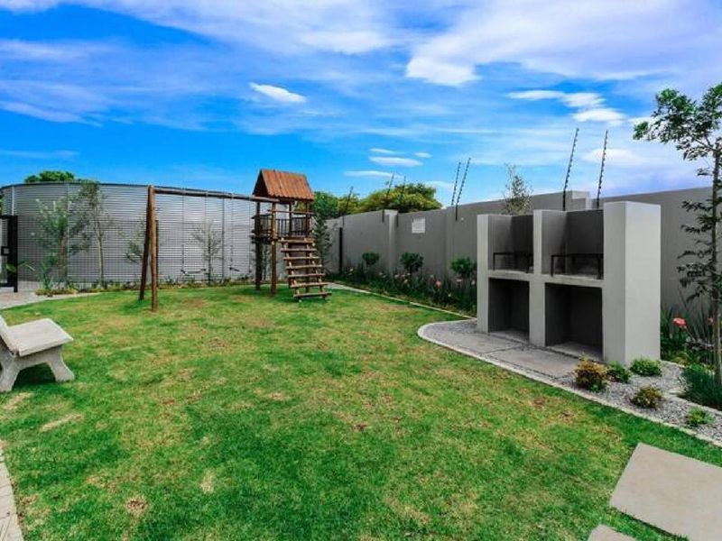 Spacious 2-Bedroom Apartment with Modern Amenities - Photo 2