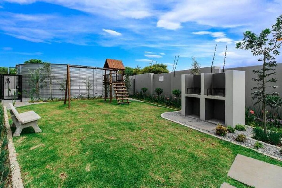 Spacious 2-Bedroom Apartment with Modern Amenities - Photo 2