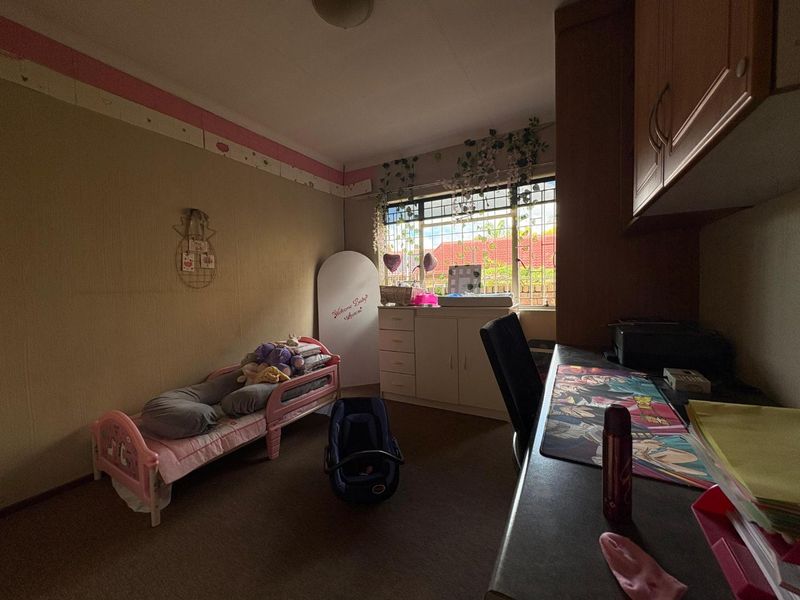 Charming and Secure Three-Bedroom House with Flatlet - Photo 10