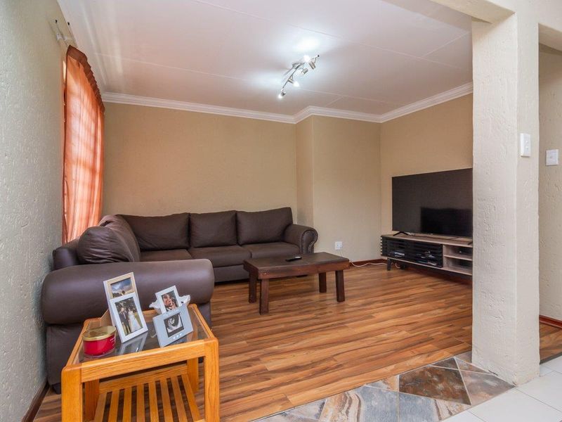 Chic Townhouse Perfect for First-Time Buyers & Downsizers! - Photo 6