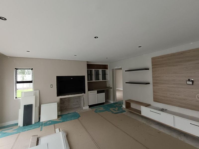 MIDSTREAM HEIGHTS - 5 BEDROOM HOUSE WITH 6 ENTERTAINING AREAS - Photo 9