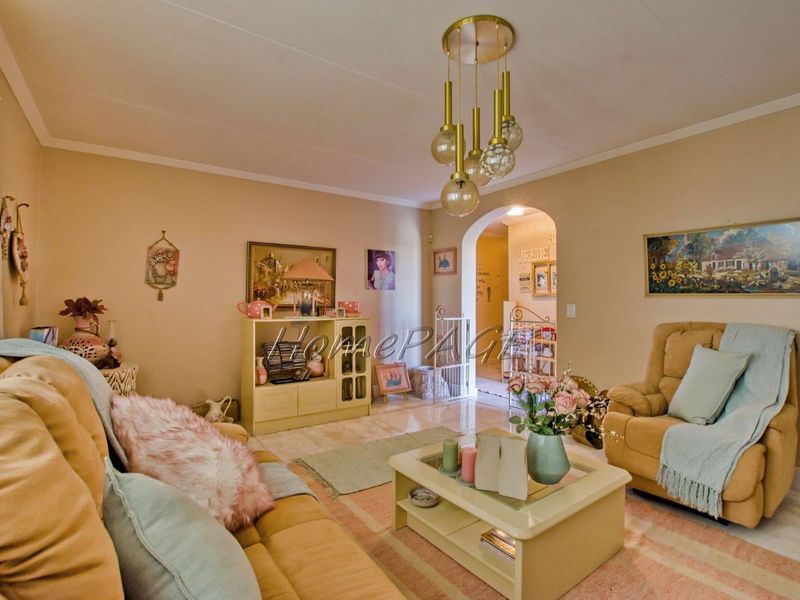 Central, Walvis Bay:  Spacious, very neat home in a good area, for sale - Photo 5