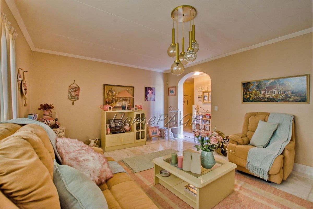 Central, Walvis Bay:  Spacious, very neat home in a good area, for sale - Photo 5