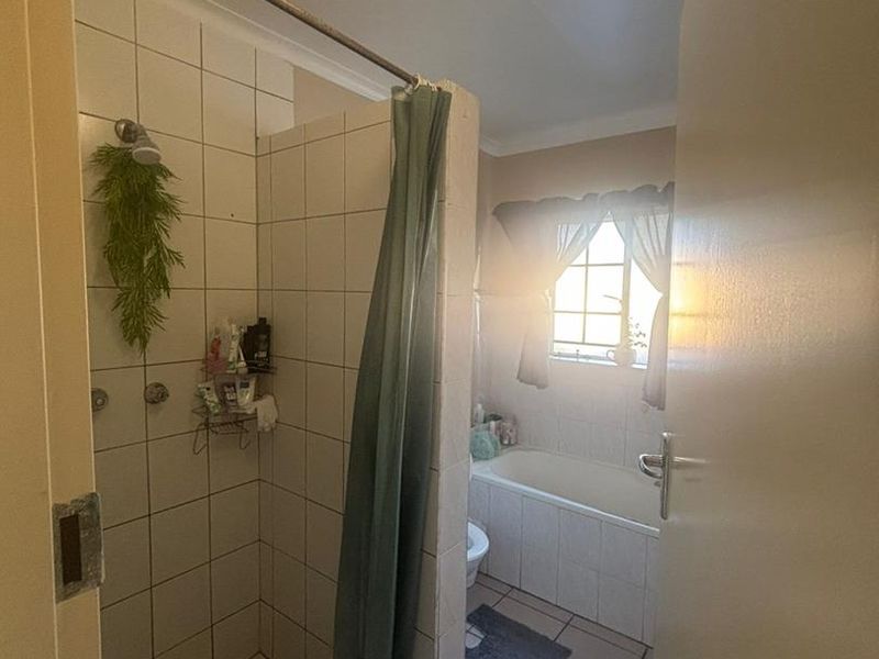 Townhouse for Sale in Secure Complex in Garsfontein. - Photo 6