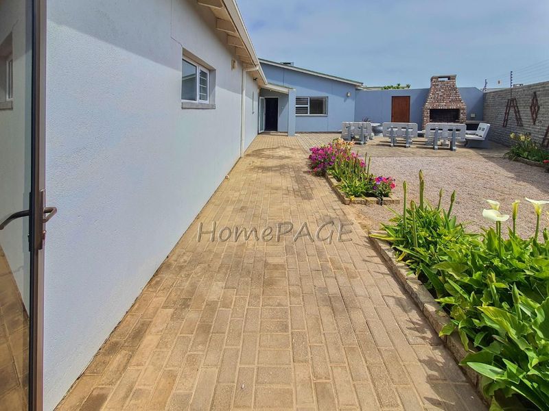 Ext 6, Henties Bay:  4 Bedr home with 4-car Garage is for Sale - Photo 2