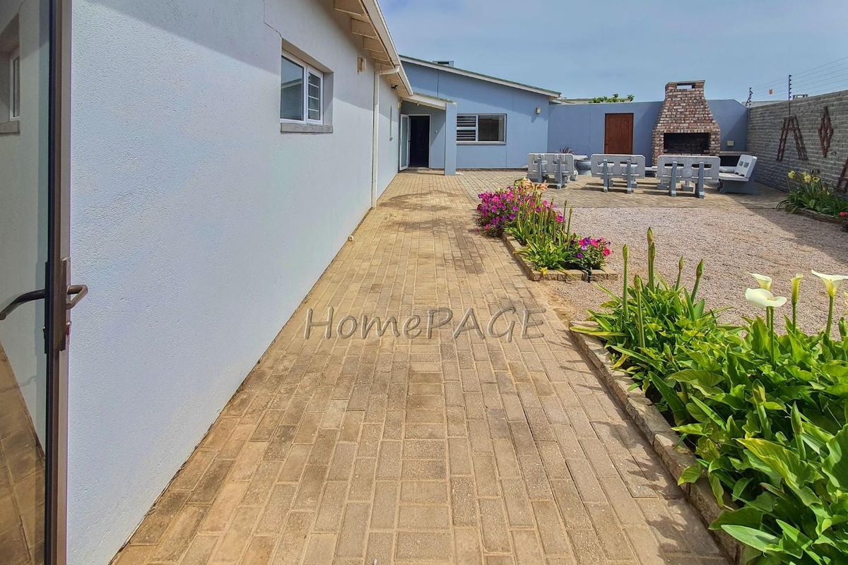 Ext 6, Henties Bay:  4 Bedr home with 4-car Garage is for Sale - Photo 2