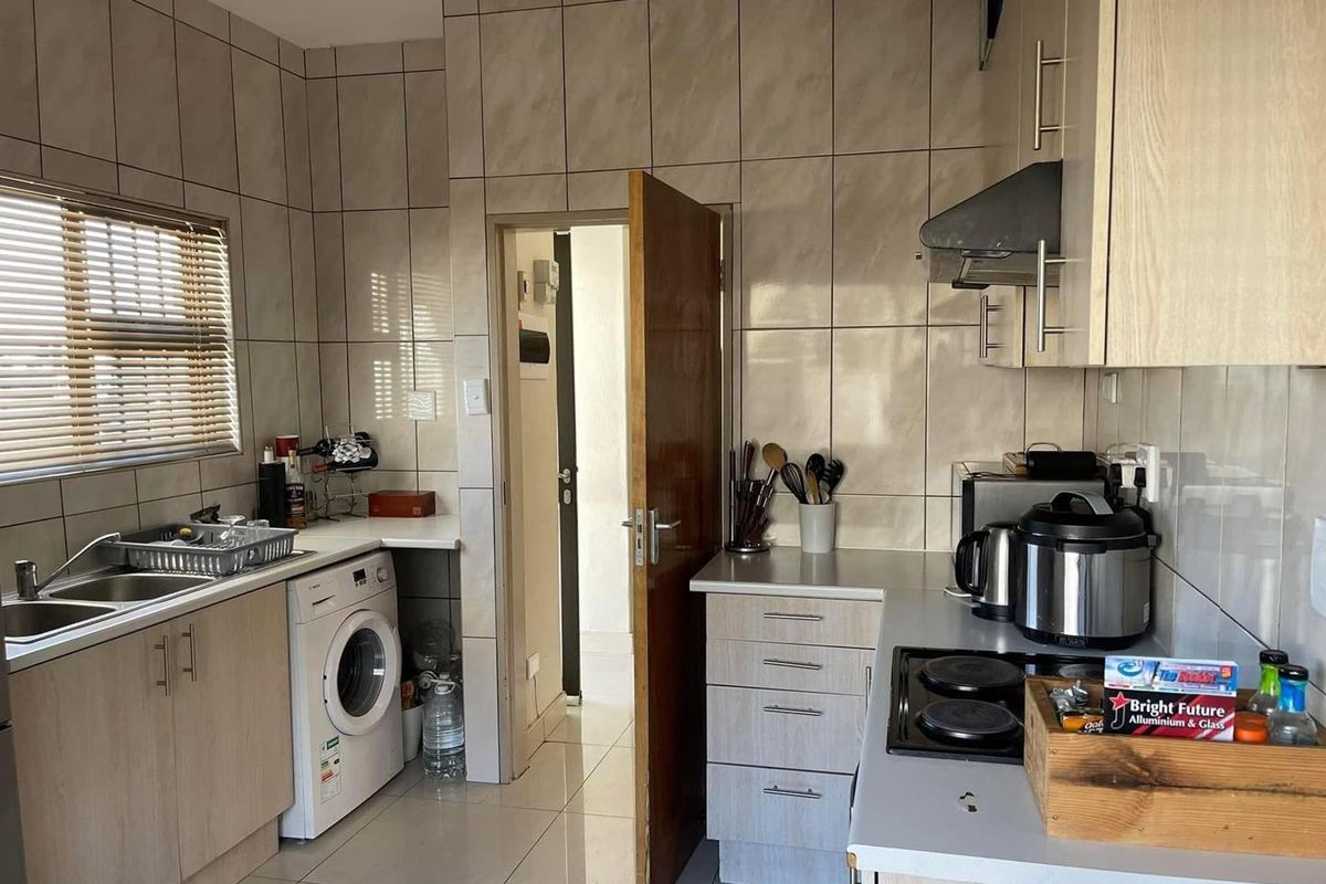 Windhoek Central- For Sale- N$1 050 000 - Photo 4